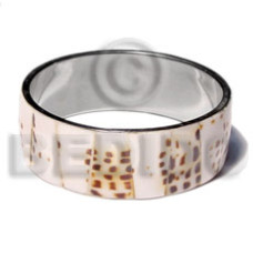 Laminated cowrie shell in